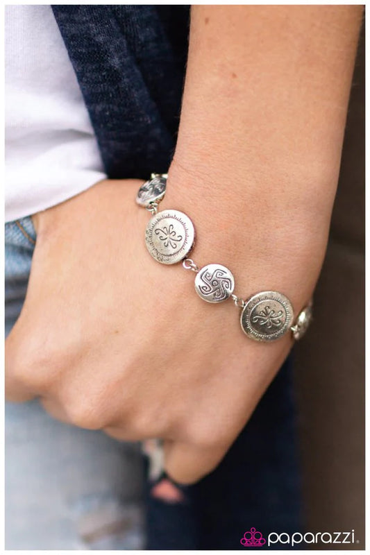 Pulsera Paparazzi ~ Easy Does It - Plata