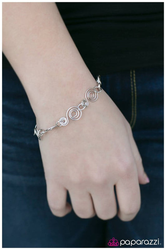 Pulsera Paparazzi ~ Solo quiero girar - Plata