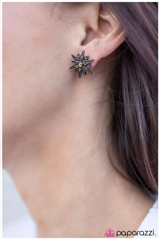 Paparazzi Earring ~ The Star of The Show - Brass