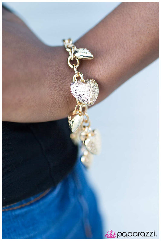 Pulsera Paparazzi ~ Te amo tanto que es CORAZONES - Oro