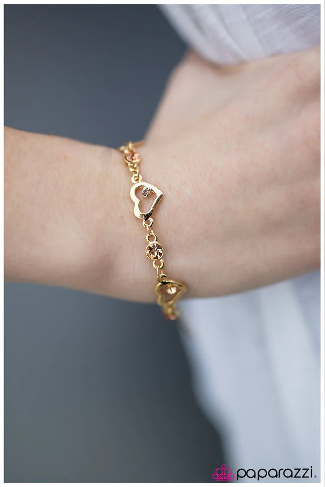 Pulsera Paparazzi ~ Mi corazón seguirá adelante - Oro