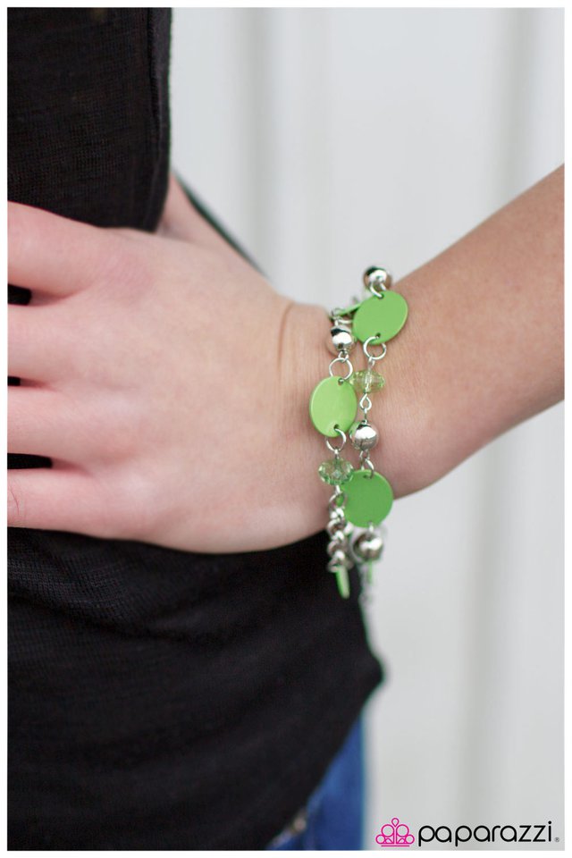 Pulsera Paparazzi ~ Viajes felices - Verde