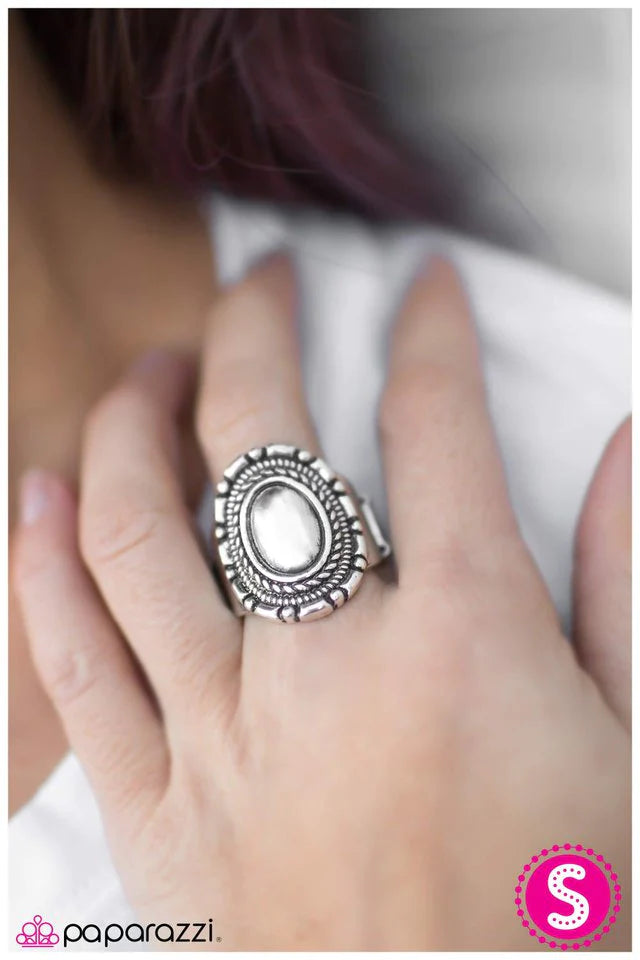 Anillo Paparazzi ~ Incan Escapade - Plata