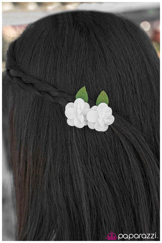 Accesorios para el cabello de Paparazzi ~ Corazones jóvenes libres - Blanco