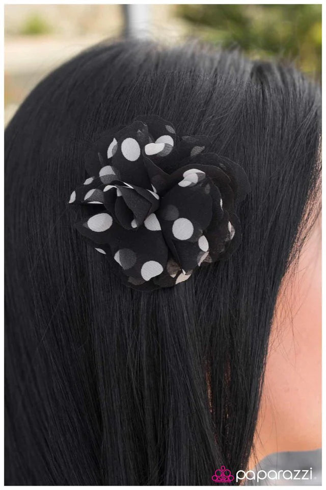 Accesorios para el cabello de Paparazzi ~ POLKA-hontas - Negro