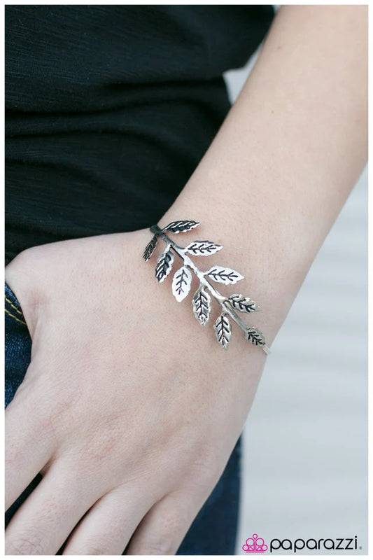 Pulsera Paparazzi ~ Un toque de primavera - Plata