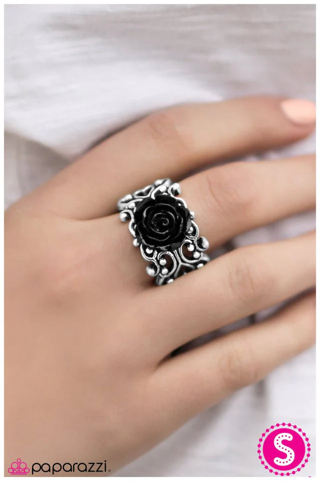 Anillo Paparazzi ~ The Rose Society - Negro