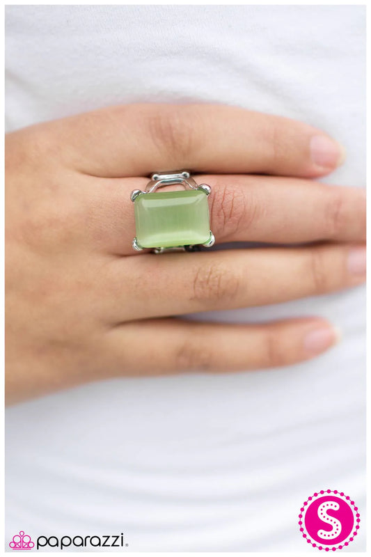 Anillo Paparazzi ~ Sigue brillando - Verde