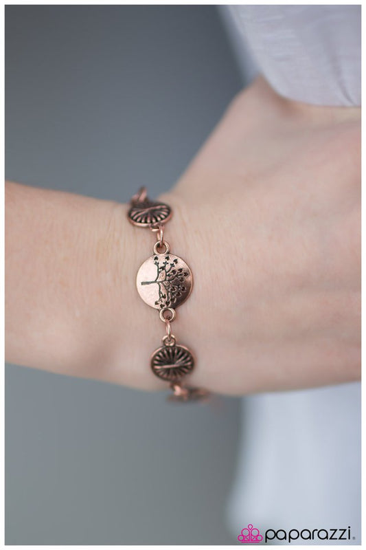 Pulsera Paparazzi ~ Un paseo al aire libre - Cobre