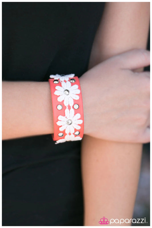 Pulsera Paparazzi ~ Despierta y huele las margaritas - Naranja