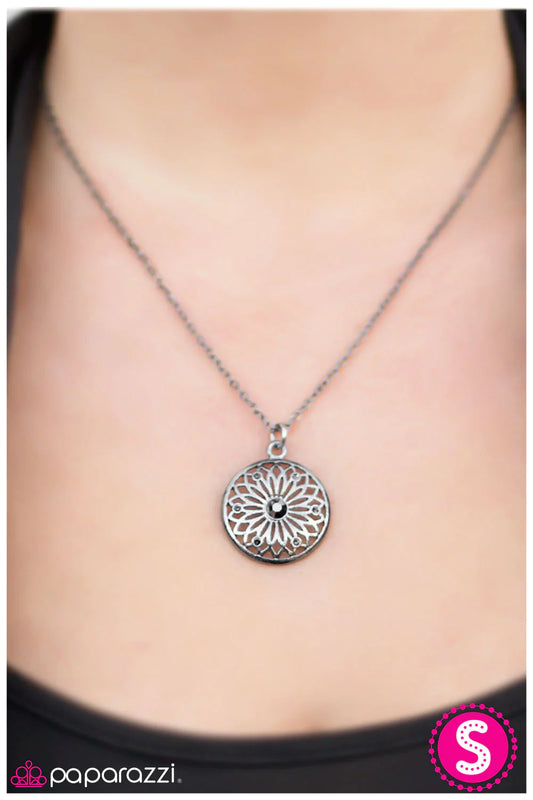 Paparazzi Necklace ~ A Pretty Sight - Silver