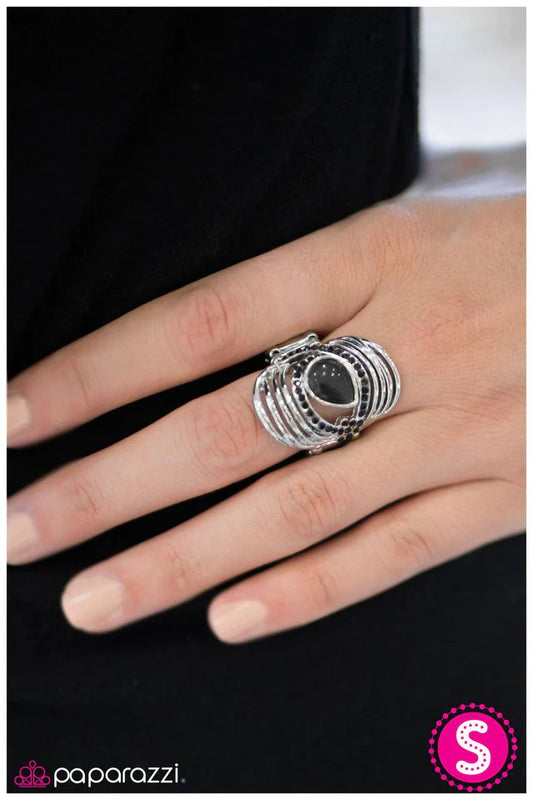 Paparazzi Ring ~ Belt It Out - Black