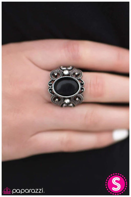 Anillo Paparazzi ~ Encuentra tu zapatilla de cristal - Negro