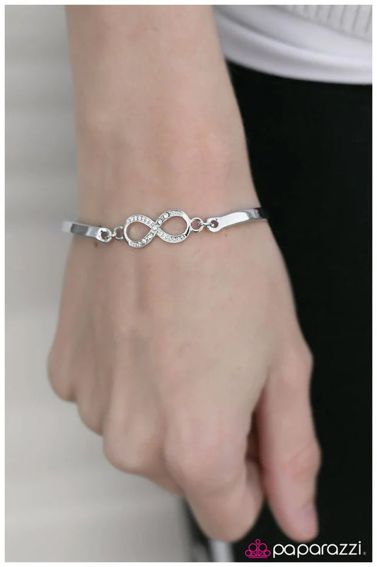 Pulsera Paparazzi ~ Heres To Forever - Plata