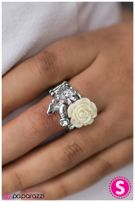 Paparazzi Ring ~ Meet Me In The Meadow - White