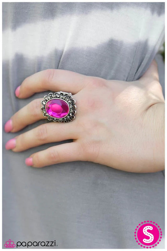 Paparazzi Ring ~ Queen Of The Castle - Pink