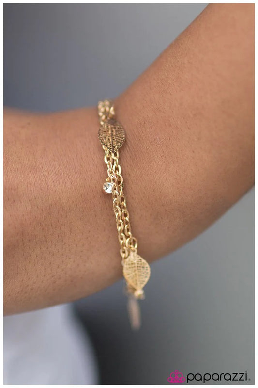 Pulsera Paparazzi ~ Es mejor que la tengas en cuenta - Oro