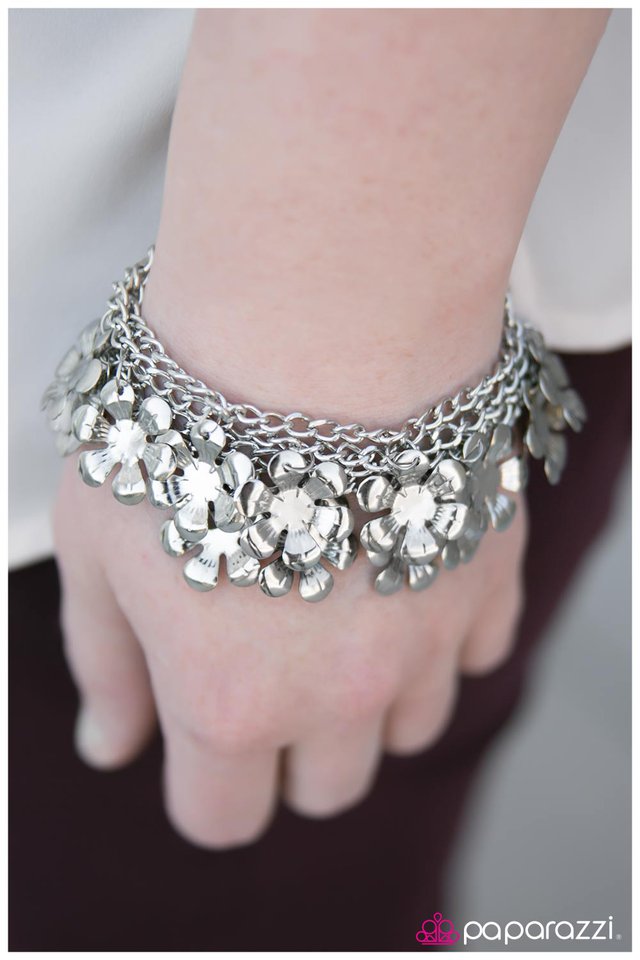 Pulsera Paparazzi ~ Por favor, no comas margaritas - Plata