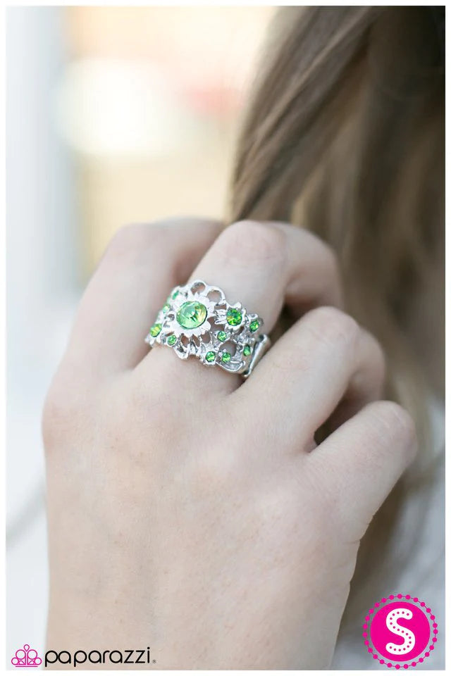 Anillo Paparazzi ~ Faux POSH - Verde