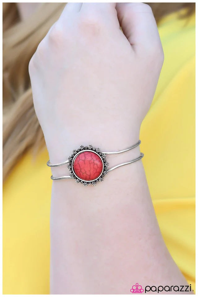 Pulsera Paparazzi ~ Brújula FLORAL - Roja