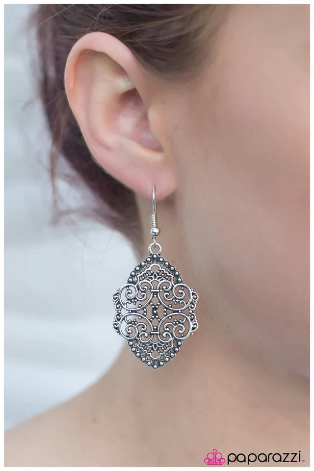 Paparazzi Earring ~ The Taj Mahal - Silver