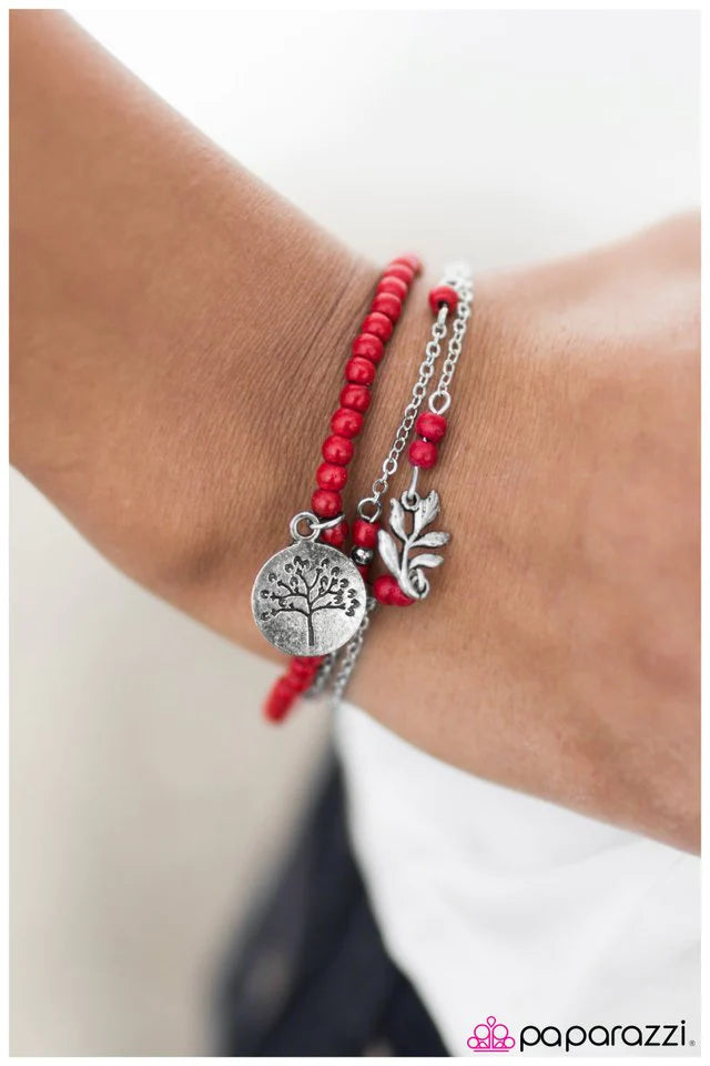 Pulsera Paparazzi ~ Ladrando al árbol equivocado - Rojo