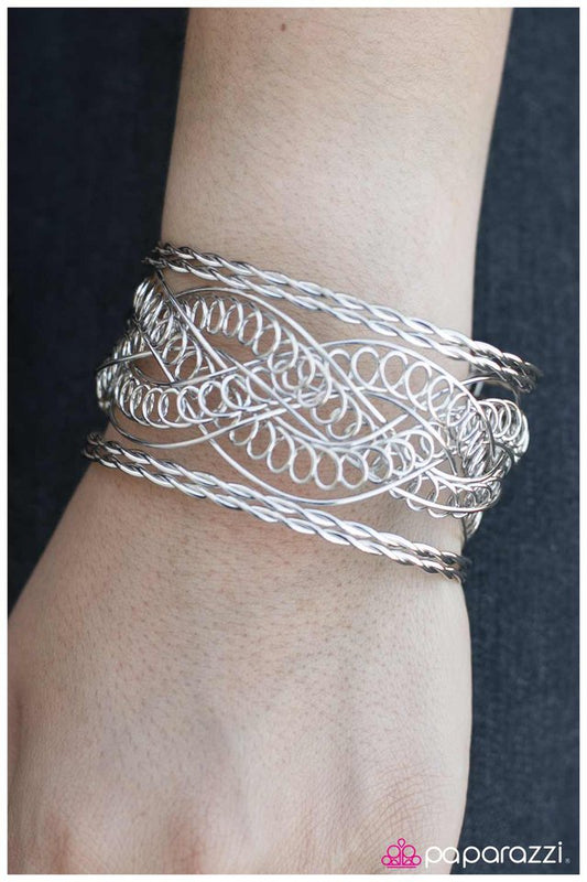 Pulsera Paparazzi ~ Taladro de alambre - Plata