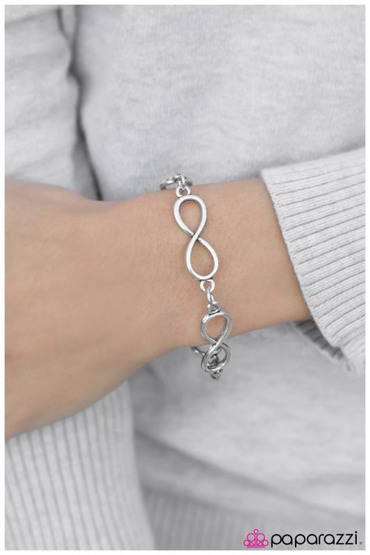 Pulsera Paparazzi ~ Forever Yours - Plata