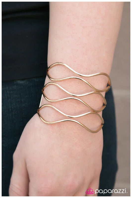 Pulsera Paparazzi ~ Wave Chasers - Oro