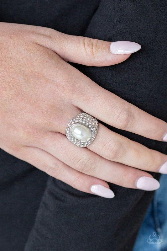 Paparazzi Ring - Glittering Go-Getter - White