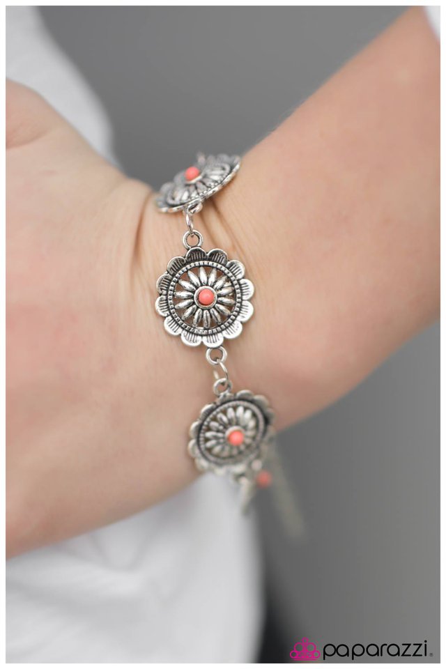 Pulsera Paparazzi ~ Chica de Mississippi - Naranja