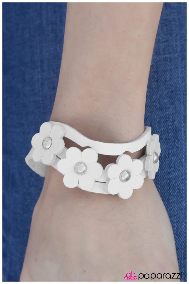 Pulsera Paparazzi ~ Steady As She Goes - Blanco