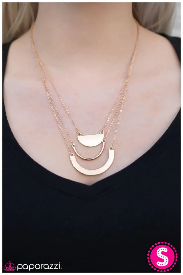 Collar Paparazzi ~ Atardecer en Waterloo - Oro