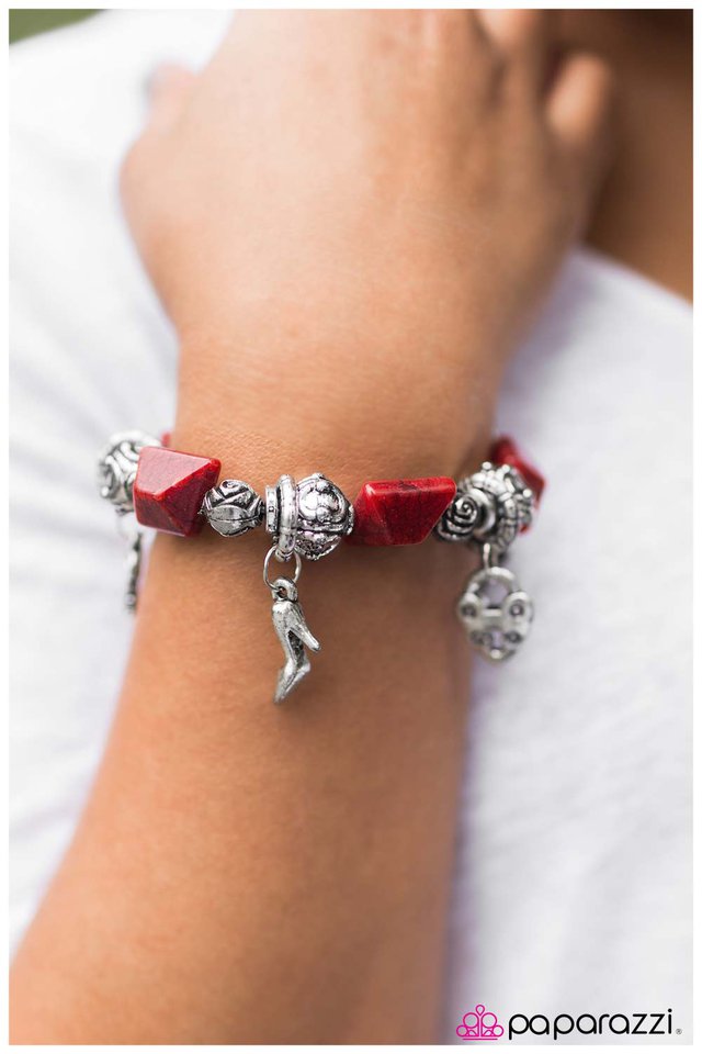 Pulsera Paparazzi ~ Encanto cosmopolita - Rojo