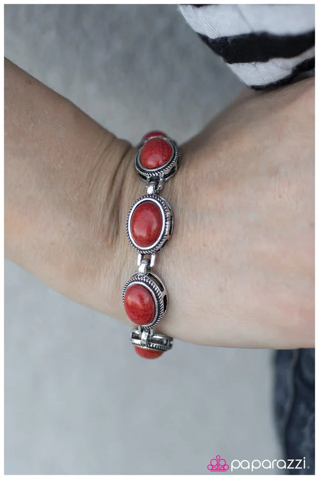 Pulsera Paparazzi ~ The Cowgirl Way - Rojo