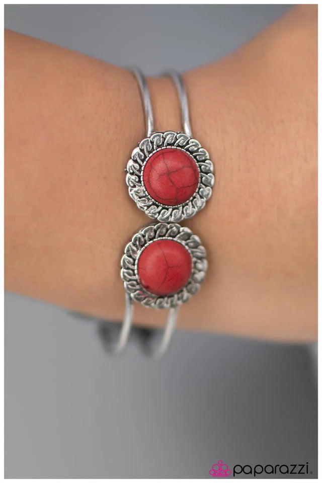 Pulsera Paparazzi ~ Viviendo en la Edad de Piedra - Rojo