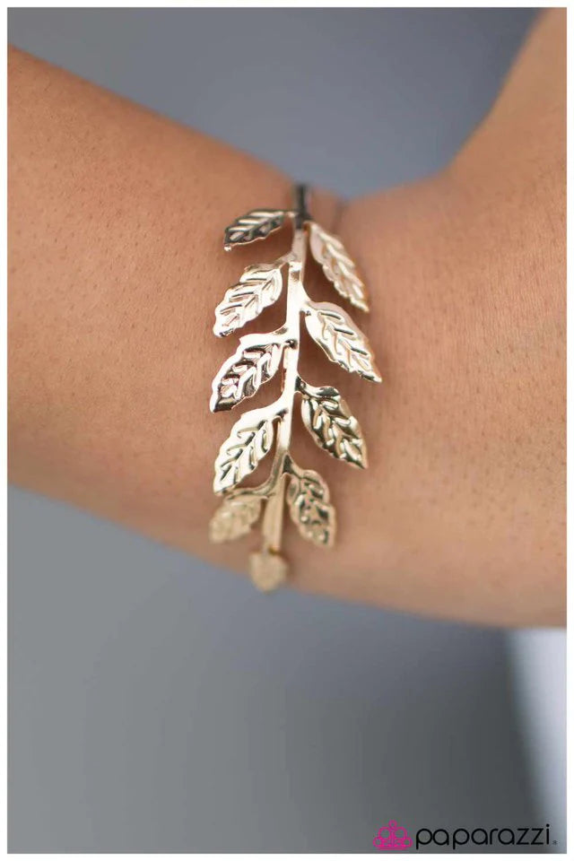 Pulsera Paparazzi ~ Un toque de primavera - Oro