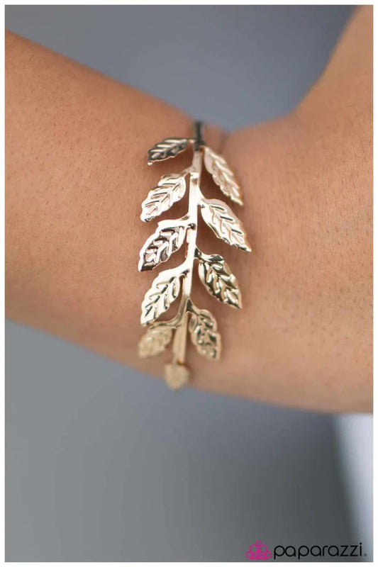 Pulsera Paparazzi ~ Un toque de primavera - Oro