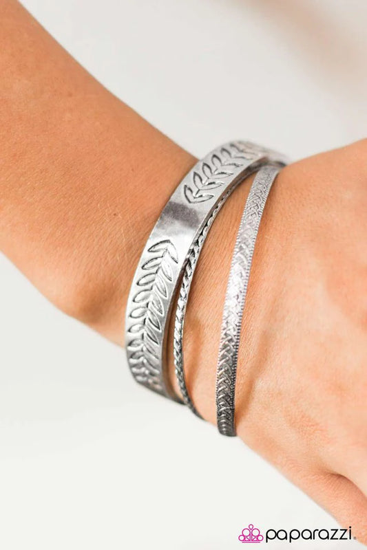 Paparazzi Bracelet ~ LEAF No Trace - Silver