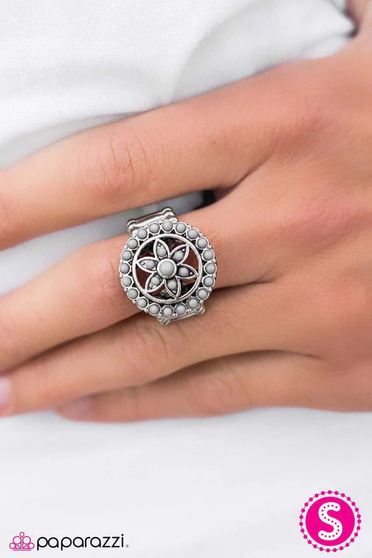 Paparazzi Ring ~ You Drive Me DAISY! - Silver