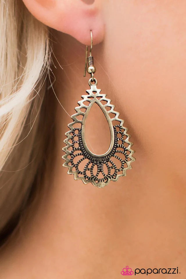 Pendiente Paparazzi ~ Radiant Rapture - Latón