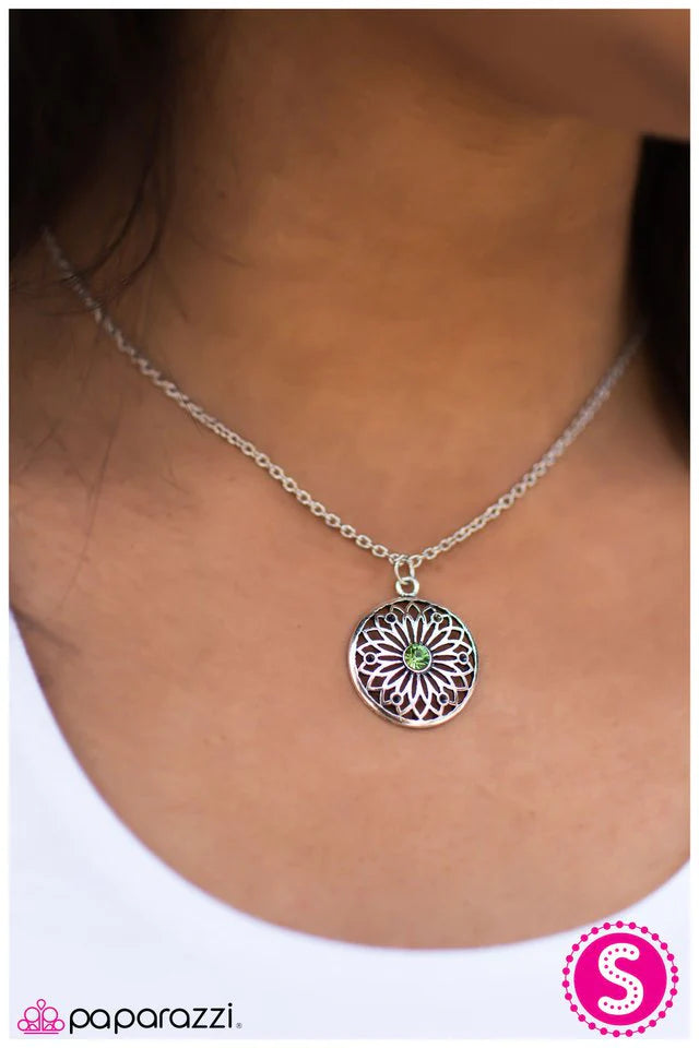 Paparazzi Necklace ~ A Pretty Sight - Green