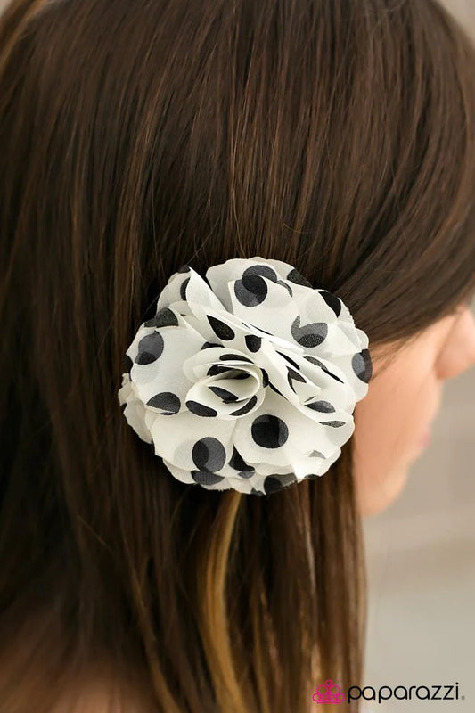 Accesorios para el cabello de Paparazzi ~ POLKA-hontas - Blanco