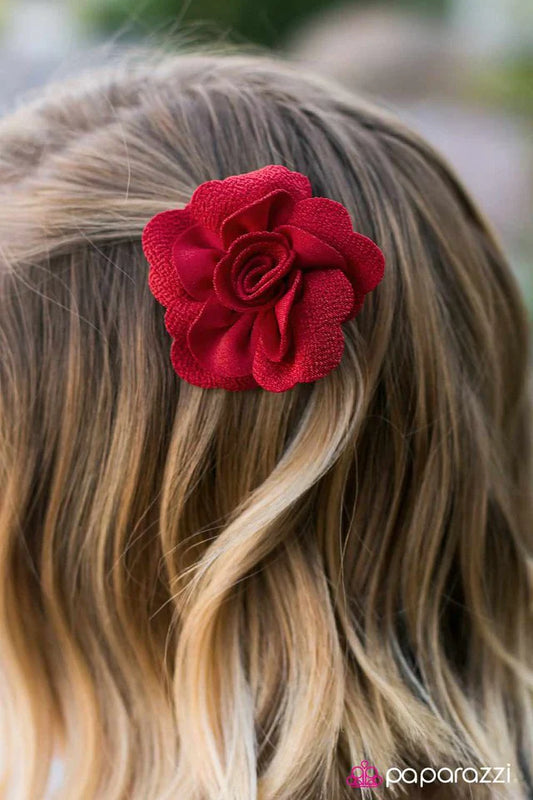 Accesorios para el cabello de Paparazzi ~ Cuando llega el mañana - Rojo