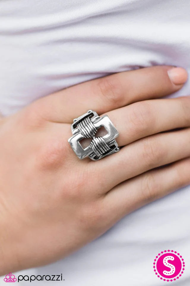 Anillo Paparazzi ~ Botas y Hebillas - Plata