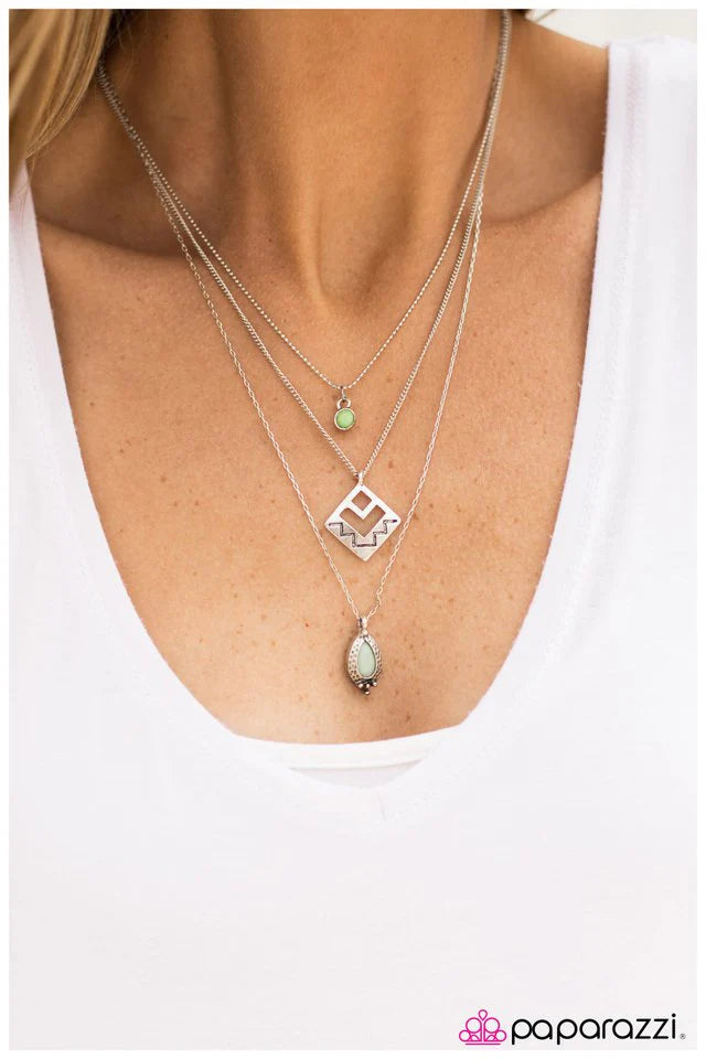 Collar Paparazzi ~ Corre hacia las colinas - Verde