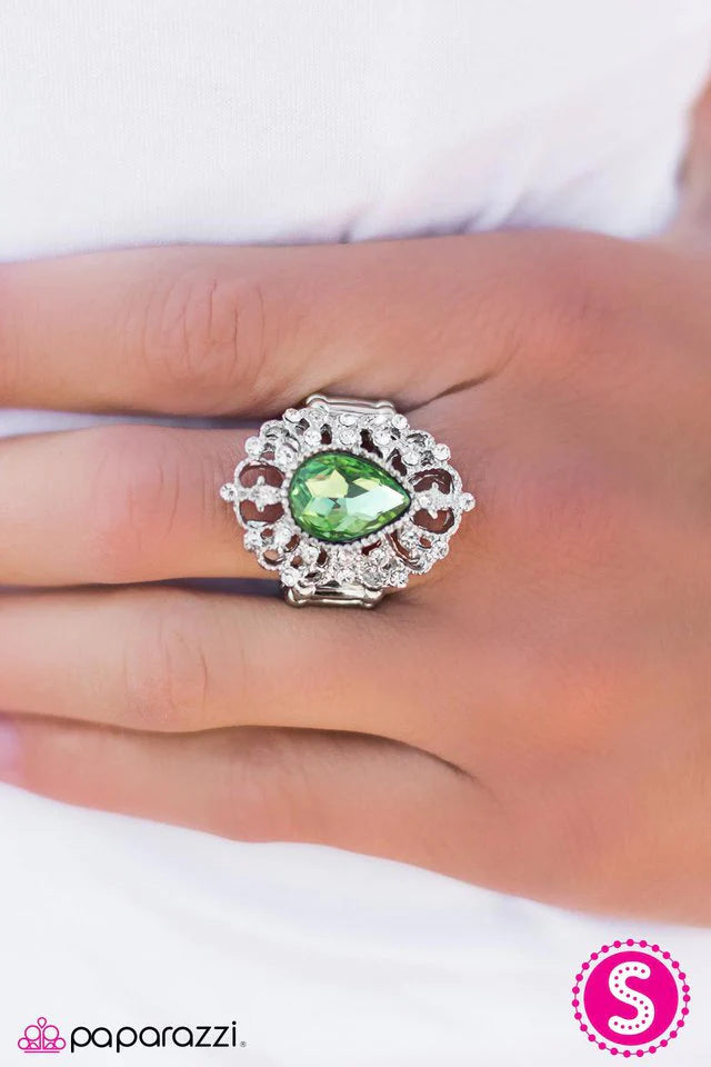 Anillo Paparazzi ~ Queenly Grace - Verde