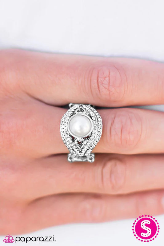 Anillo Paparazzi ~ Una chica con forma de perla - Blanco