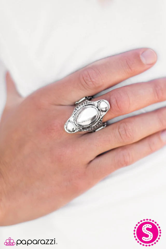 Anillo Paparazzi ~ Reliquia radiante - Plata