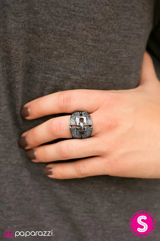 Paparazzi Ring ~ Champion Buckle - Black